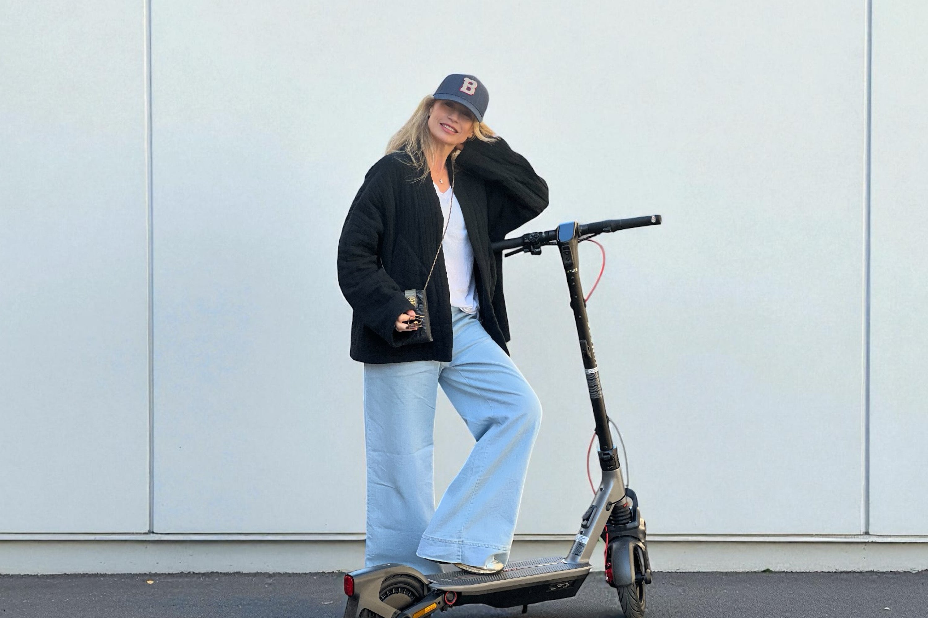 Portrait de Sandra Larue, journaliste météo à CNews et professeure de yoga, incarnant sérénité, bien-être et expertise.